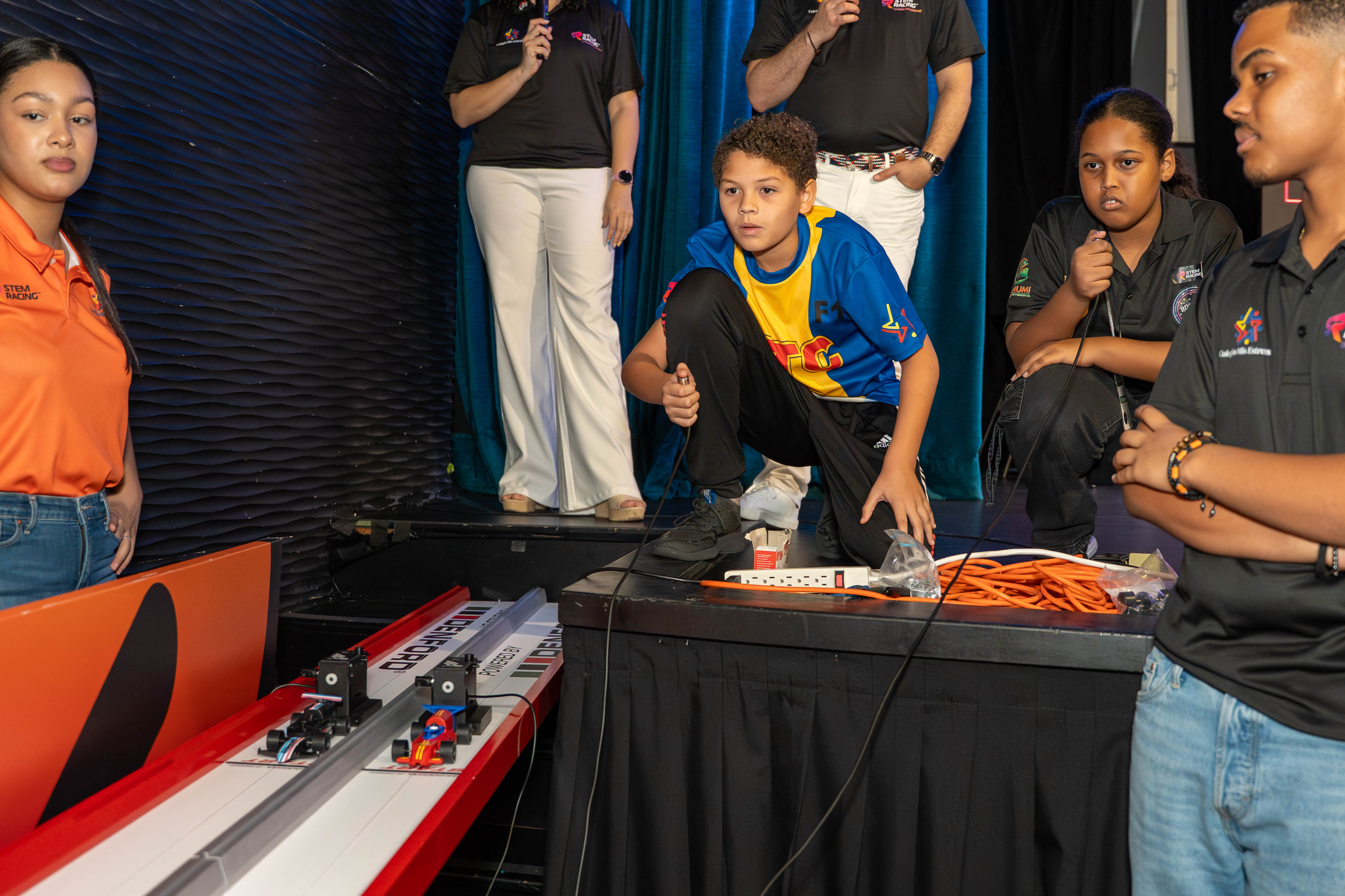 Estudiantes en el Evento Nacional STEM Racing RD